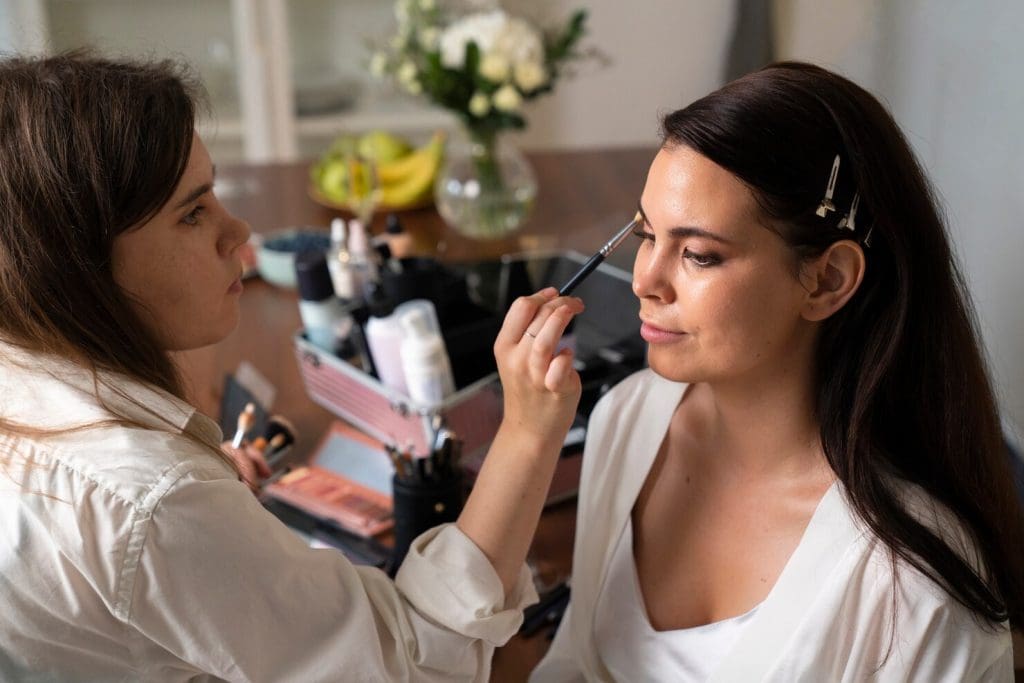 mujer vista lateral preparandose boda 23 2149721991