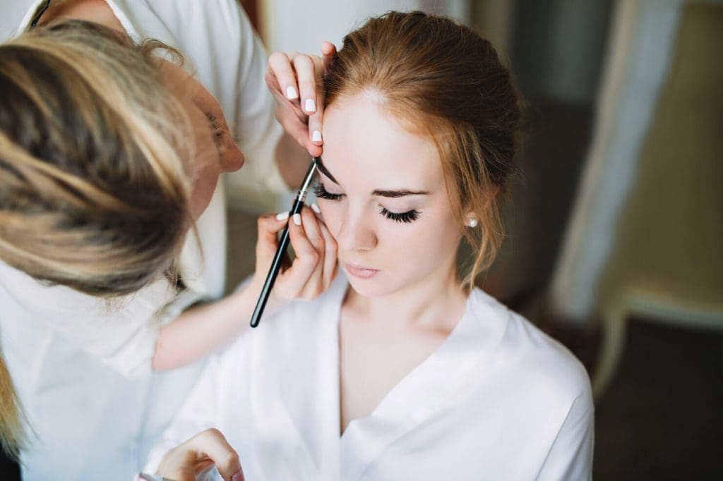 preparacion retrato novia manana antes boda artista hace maquillaje mantiene ojos cerrados 197531 569