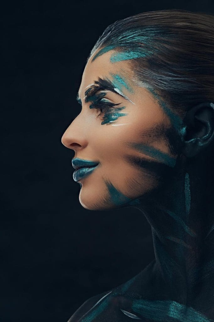 retrato primer plano joven belleza maquillaje creativo sombras azules negras pintadas su rostro idea conceptual 613910 6433