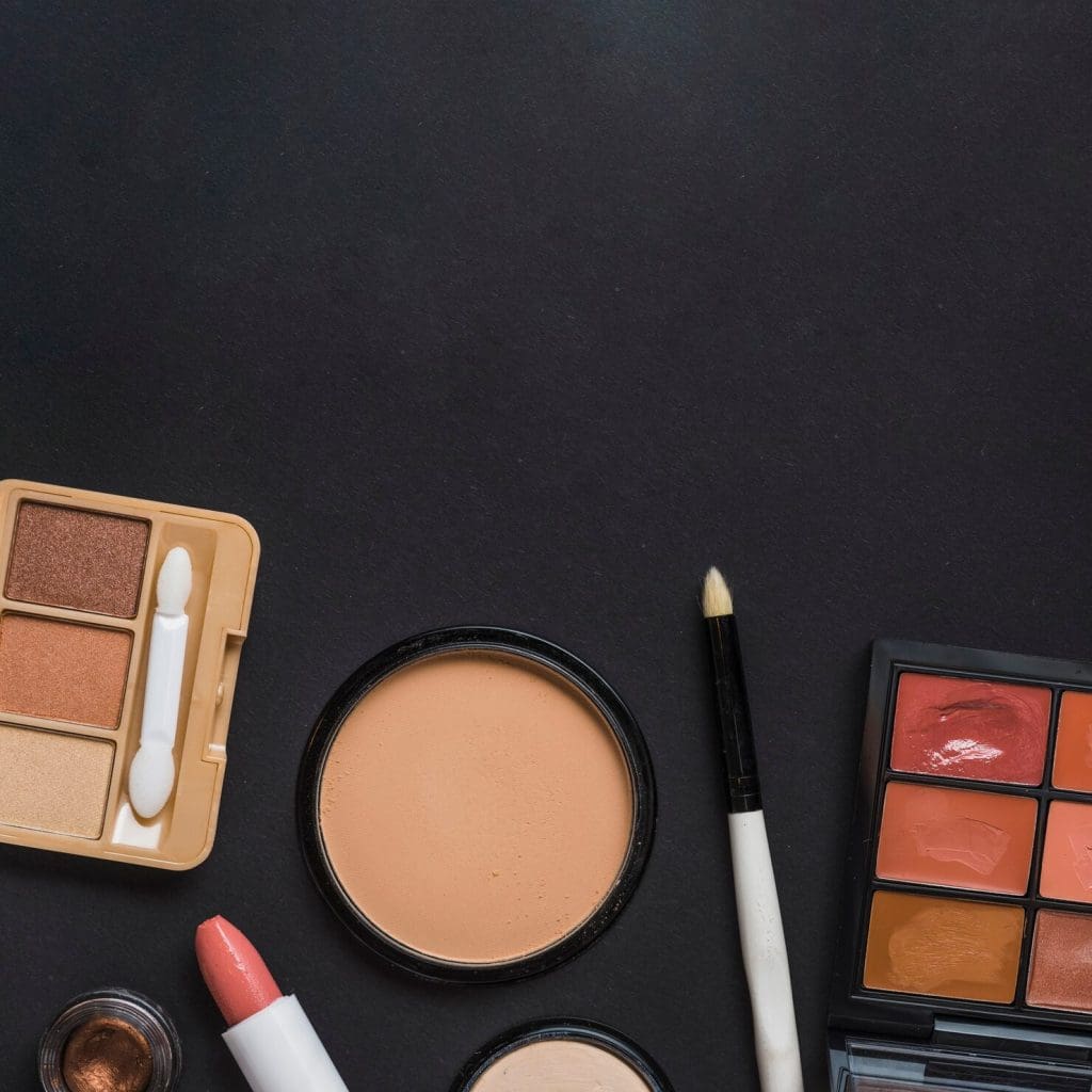 vista alto angulo kit maquillaje sobre fondo negro 23 2147899412