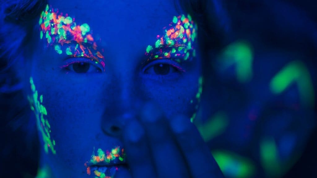 vista primer plano mujer colorido maquillaje fluorescente 23 2148410064